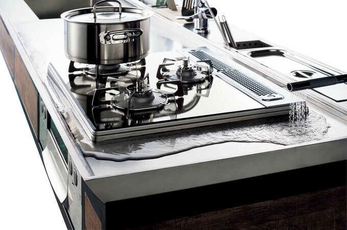 カウンター全体が大きなシンクとして機能