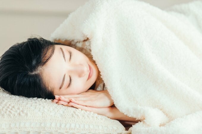 眠っている女性