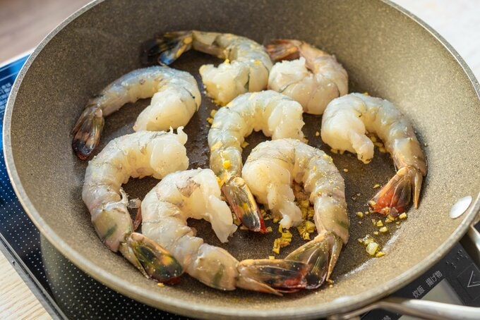 エビを炒める