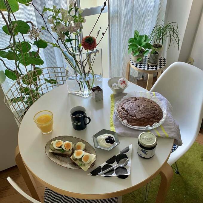 テーブルに食べ物など