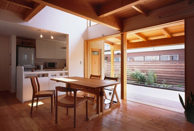 デッキとつながるダイニングとキッチン