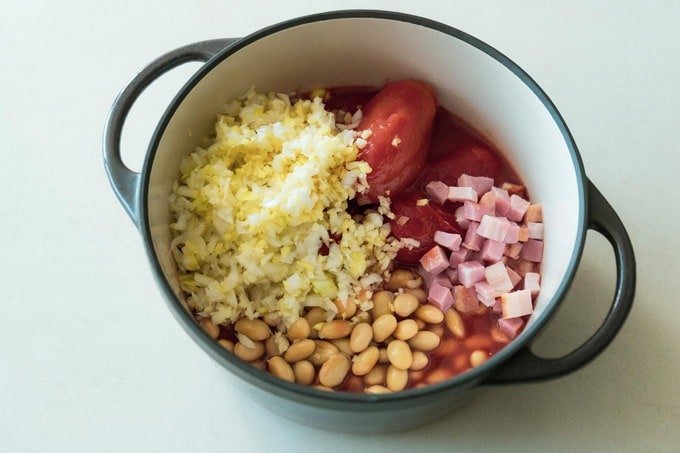 鍋に材料を入れた状態