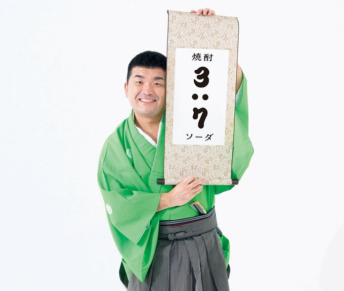 書き初めを持っているすゑひろがりず・三島達矢さん