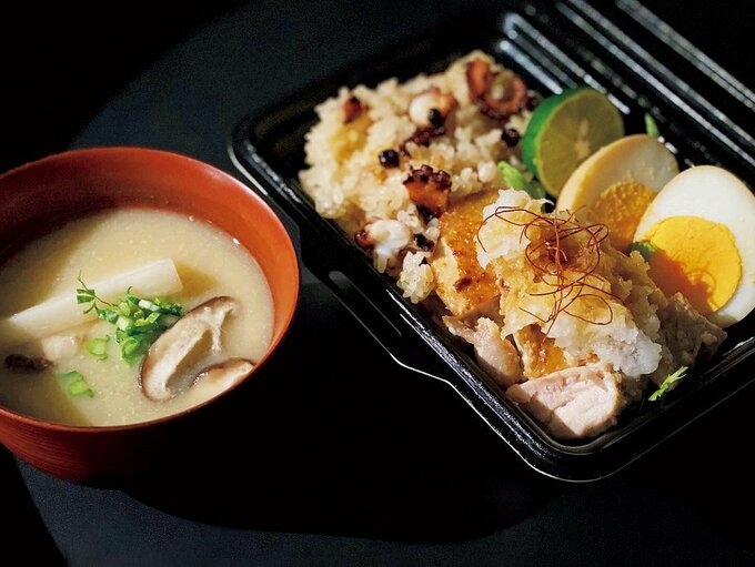 味噌汁とお弁当