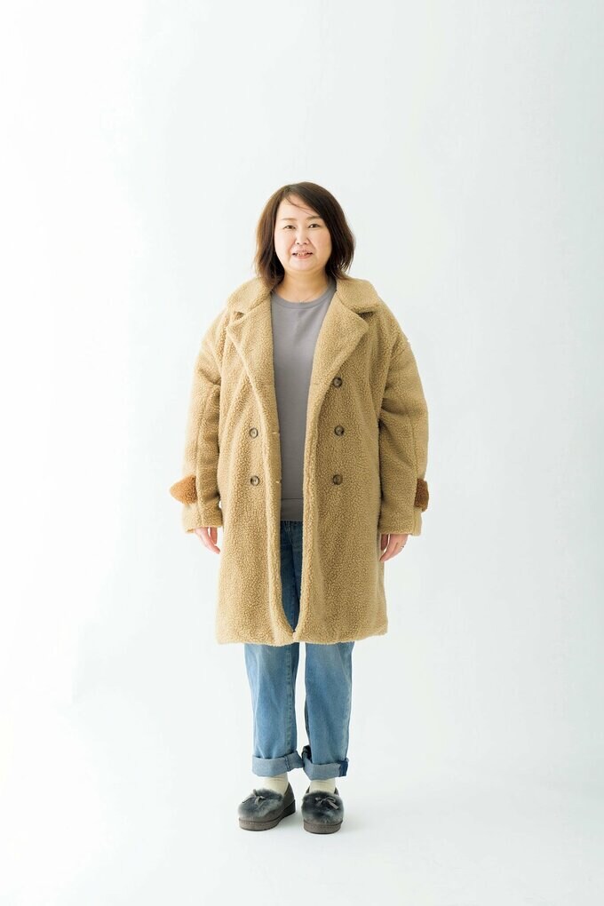 ボリュームコートとデニム着る女性