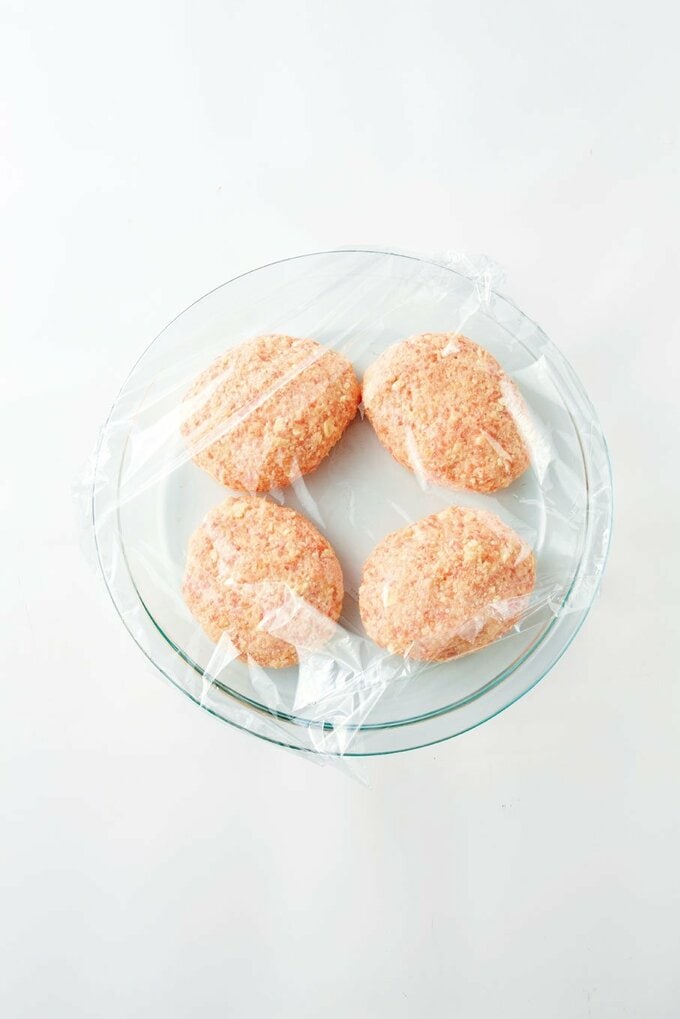 耐熱皿にハンバーグを均等に並べる