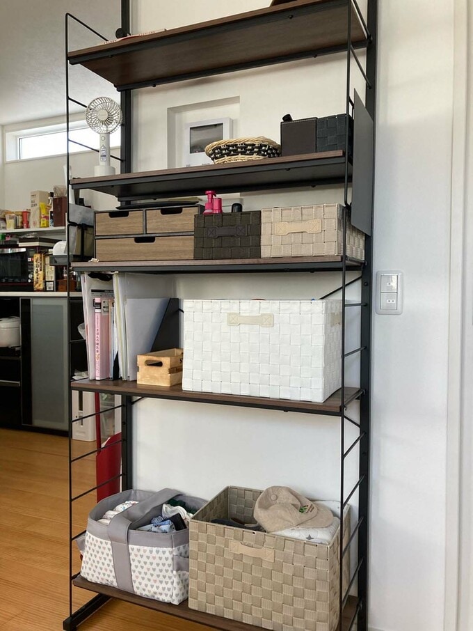 リビングにあるワイヤーシェルフ