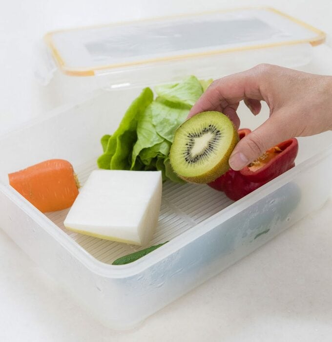 使いかけ野菜や果物はスノコつき保存容器にまとめておく