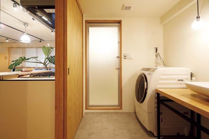 隣接していて便利に行き来できるキッチンとサニタリー