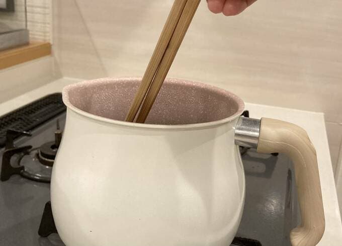 マルチポットに菜箸を入れる