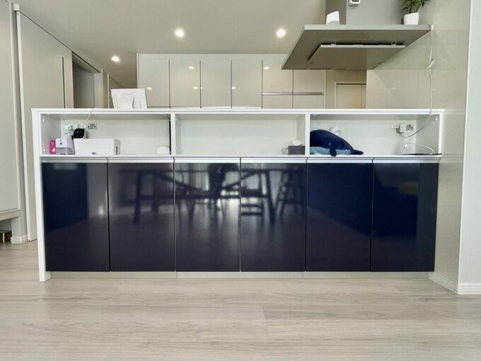 キッチンカウンターをダイニングから見る