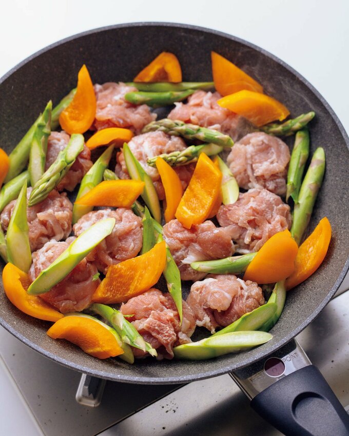 フライパンに人参豚小間など食材