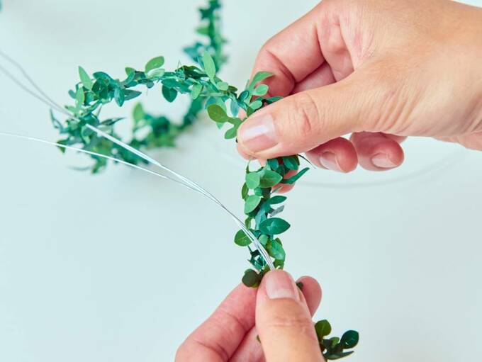 針金にモールを巻きつける様子