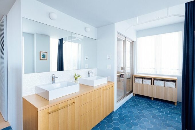 ブルーの六角形タイルが鮮やかなダブルシンクの洗面室