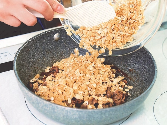 フライパンにオートミールごはんを入れる