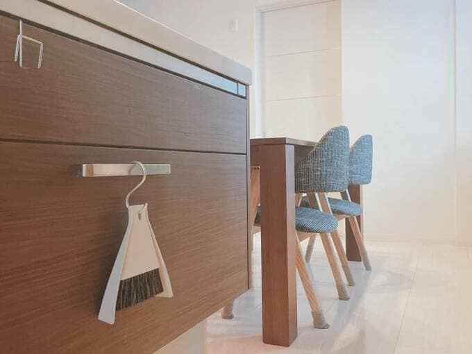 S字フックにほうきとちりとり