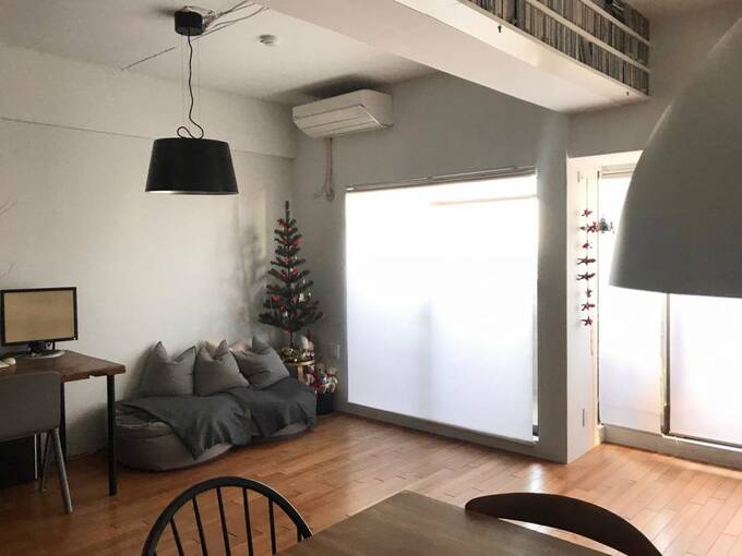 部屋の角にクリスマスツリー