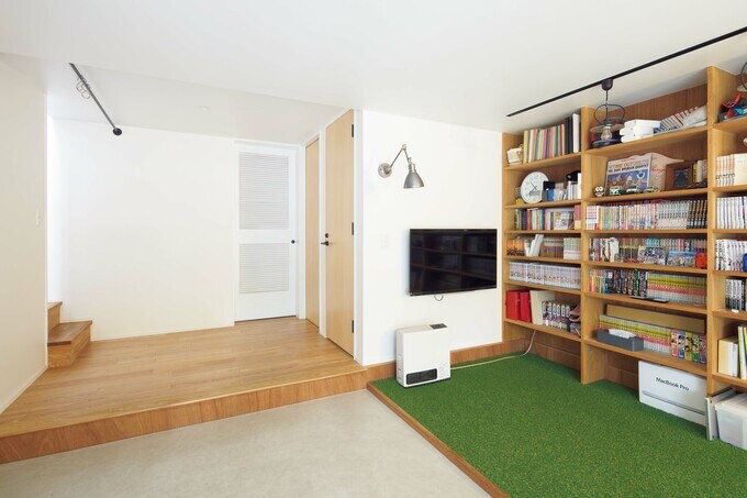 土間床や書斎に敷いた人工芝で半屋外気分を満喫