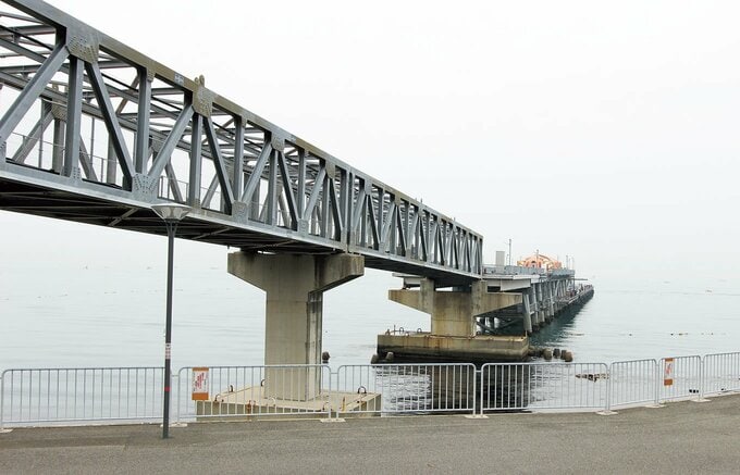 道の駅の建物から海に向かってまっすぐ続く桟橋は、長さが220ｍもある。途中の展望デッキまでは無料で入場でき、海の景色や食事を楽しめる