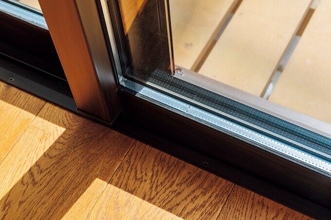 リビングにはLow-E複層ガラス入りのアルミ樹脂複合サッシを採用