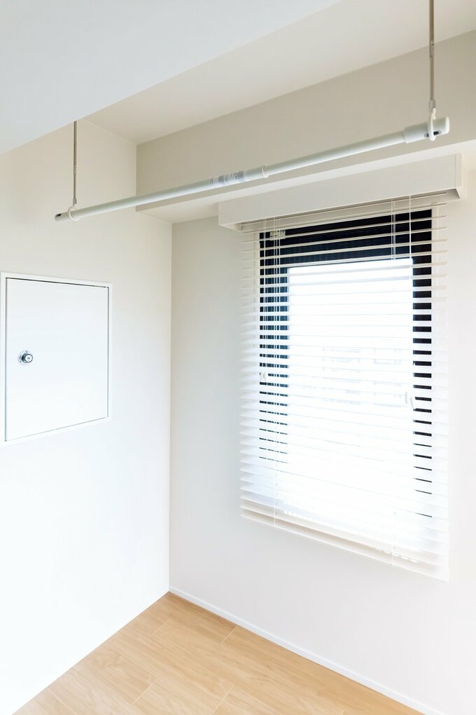 日当たりのいい寝室の奧に室内干しスペースを設けた