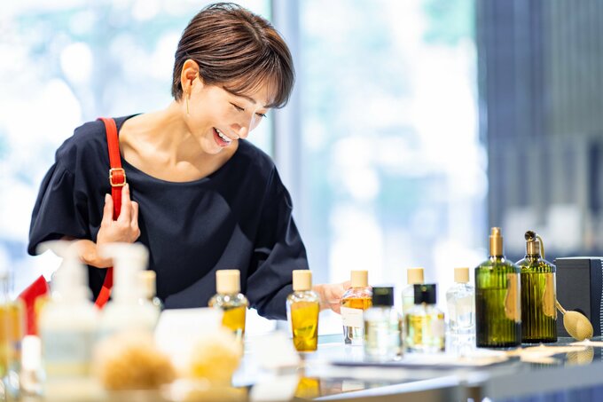 買い物する女性