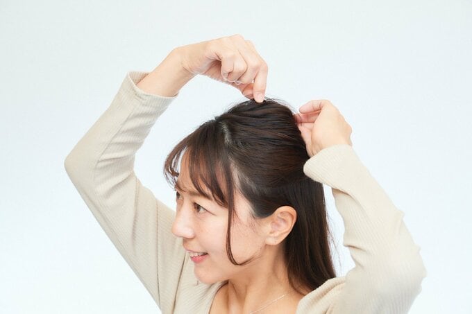 髪の毛を引き出す女性