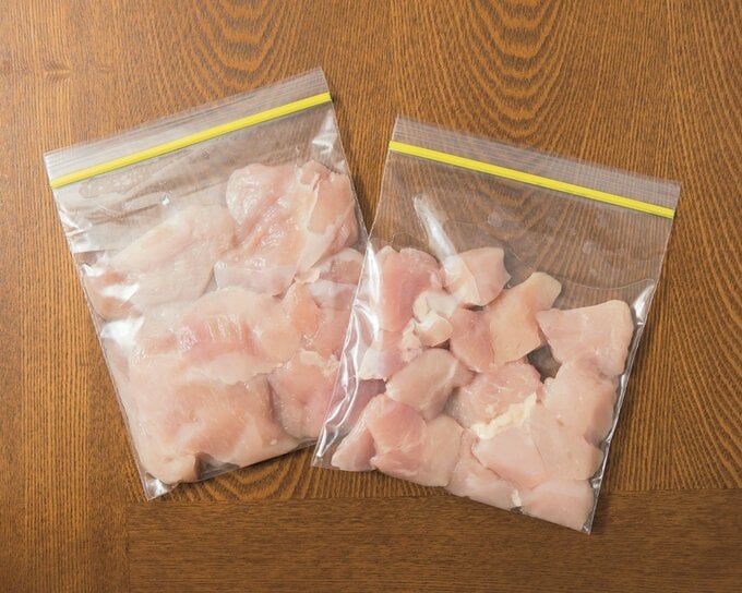 袋に入る鶏肉2つ