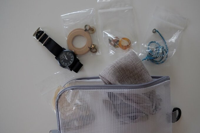 透明袋にアクセサリー類を収納した様子