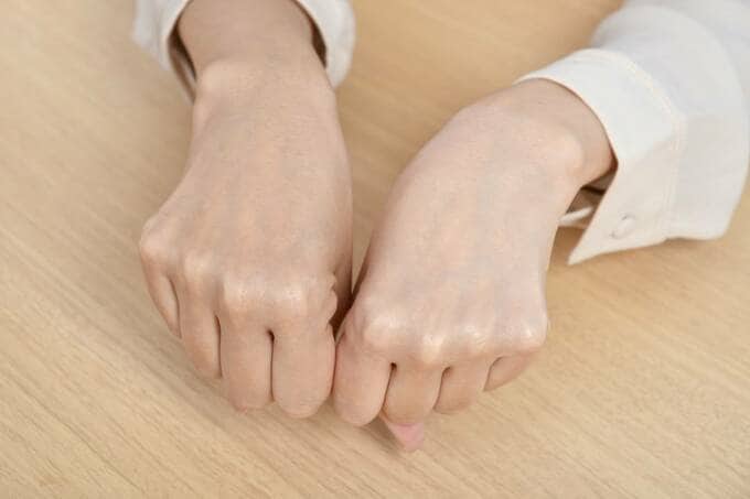 手の甲で比較する様子