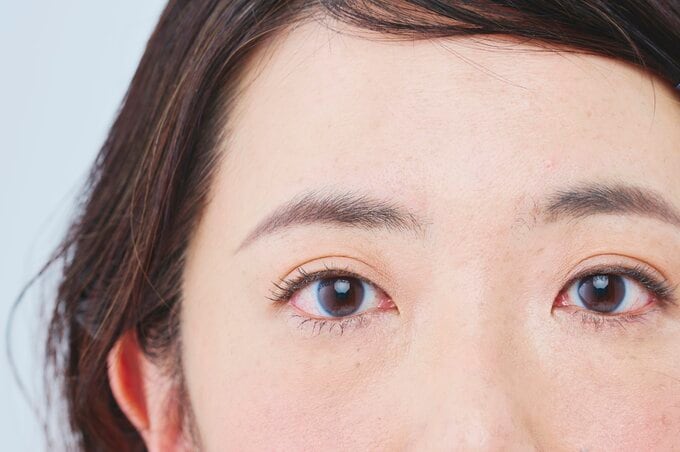 アイブロウやマスカラで目元をはっきり