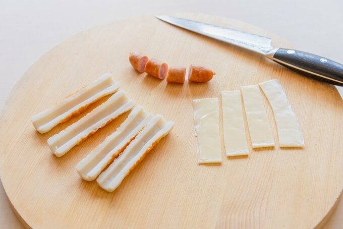 ちくわとソーセージとチーズを切る