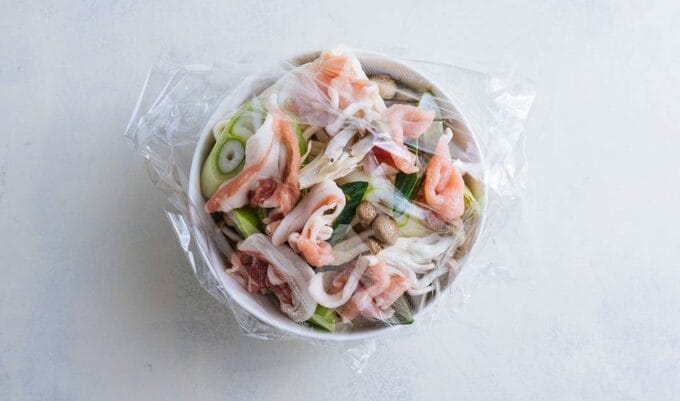 容器にうどんなど