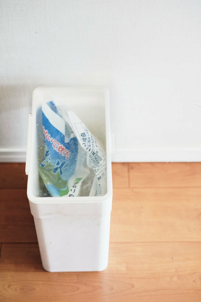 袋ごと入れられる米びつ