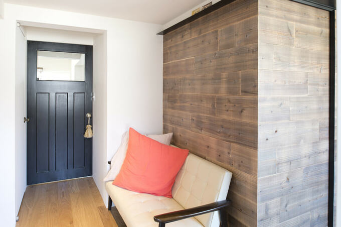 玄関ホールにはソファ