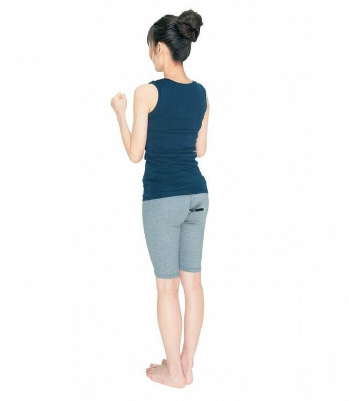 背筋をすっと伸ばして自然に立つ様子