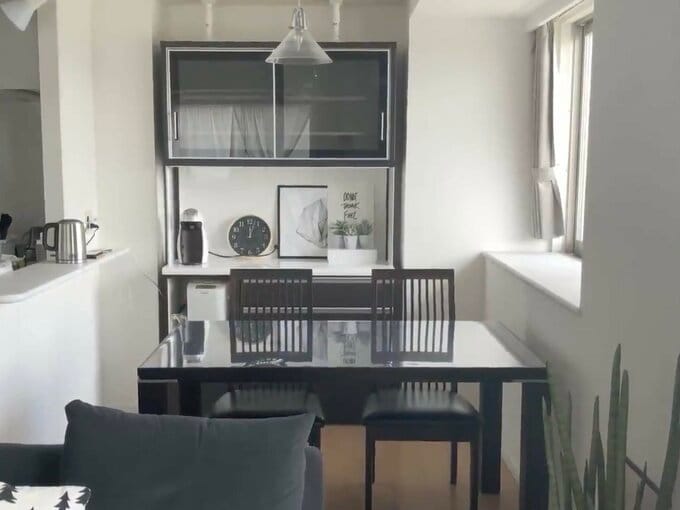 この大きな食器棚とダイニングテーブルは手放しました