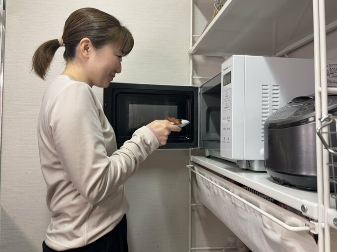 電子レンジを使って唐揚げを温める様子