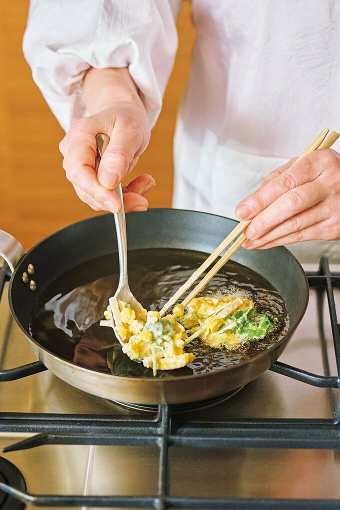 トウモロコシとミツバのかき揚げの調理をする様子