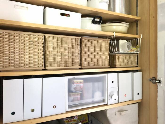 無印良品のブリ材バスケット。リビングやキッチンにすっきりなじむ