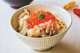 大原千鶴さんの「秋鮭とキノコの炊き込みご飯」レシピ。具材たっぷりで大満足、だしの風味がたまらない
