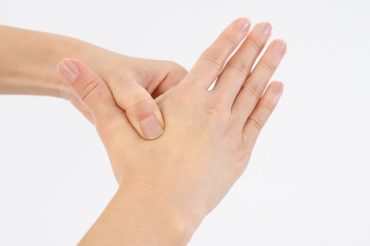 体の不調を感じたときの「万能ツボ」。だれでも探せるポイント