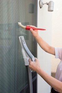 網戸表面のホコリをハケブラシで払い、掃除機で吸う