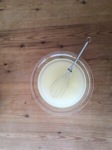 まずは穀物酢とグラニュー糖を混ぜておきます