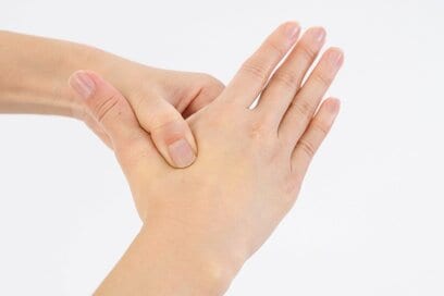 体の不調を感じたときの「万能ツボ」。だれでも探せるポイント