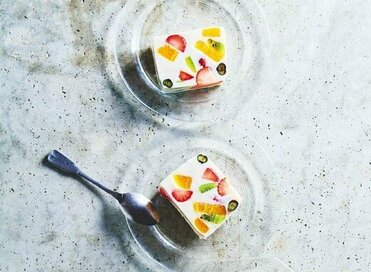 ぷるんとおいしい「フルーツミルク寒天」。ヘルシーで見た目もかわいい
