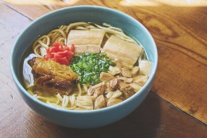 夏に行きたい「沖縄のおすすめスポット」4選。器で話題の”やちむん通り”は必見