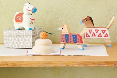 「お正月飾り」のトレンドは、自然素材＆パステルカラー。木製の鏡もち＆干支飾りがほっこりかわいい