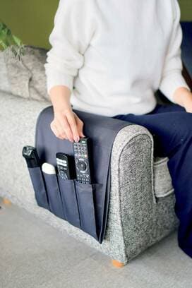 リモコンはソファポケットに。散らかりストップ収納法