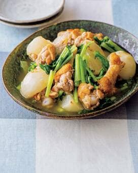 塩だけで素材のおいしさがじんわり。鶏手羽元とカブの煮物